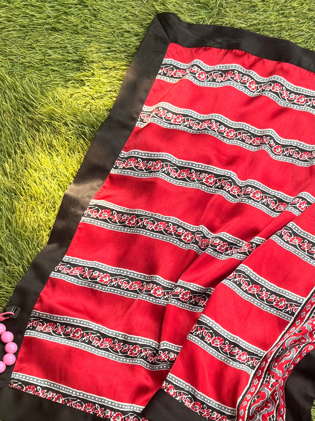THE ROUGE SCARF