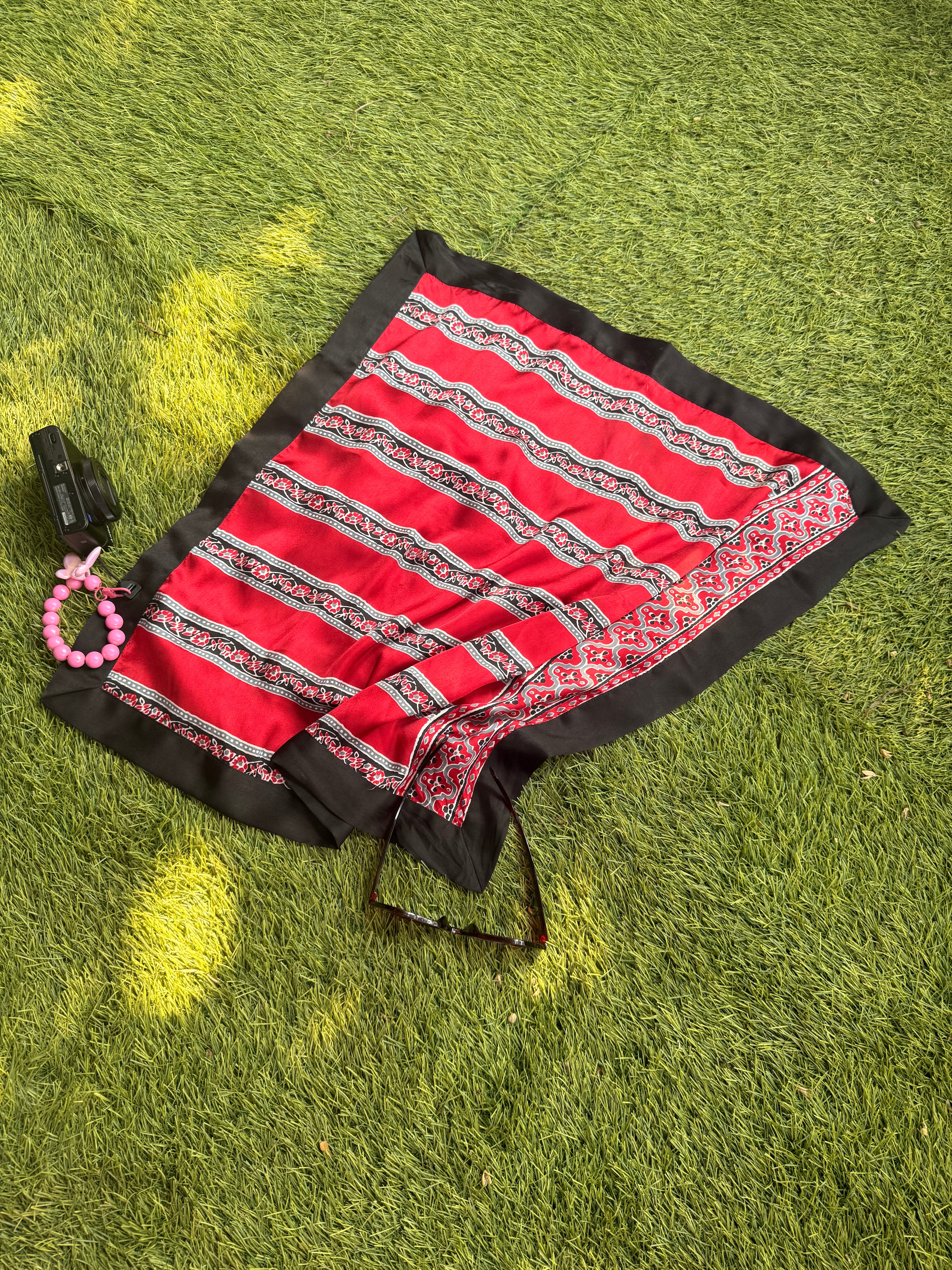 THE ROUGE SCARF