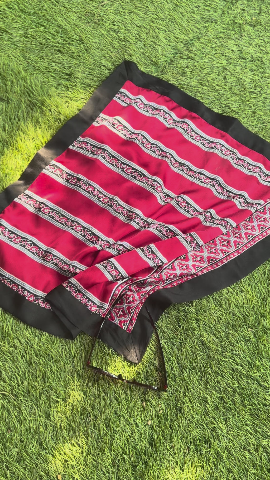 THE ROUGE SCARF